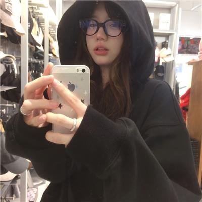 绿衣女子